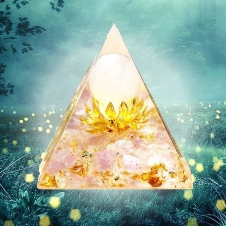 Pyramide Orgonite, sphère en Améthyste, feuilles d’or et fleur de lotus